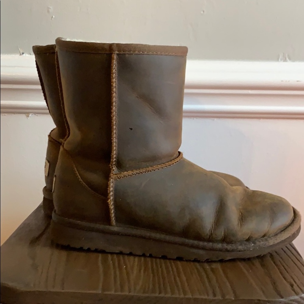 Ugg oiled leather size 5 boots